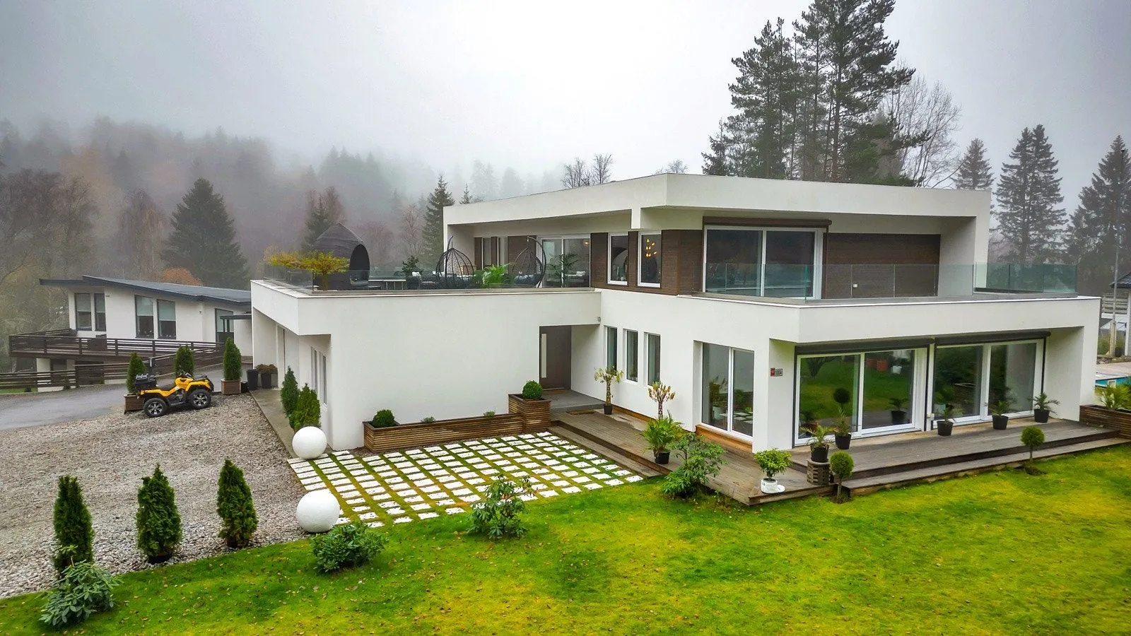 Fasade og hage etter renovering, Funkisvilla Ski, Ski
