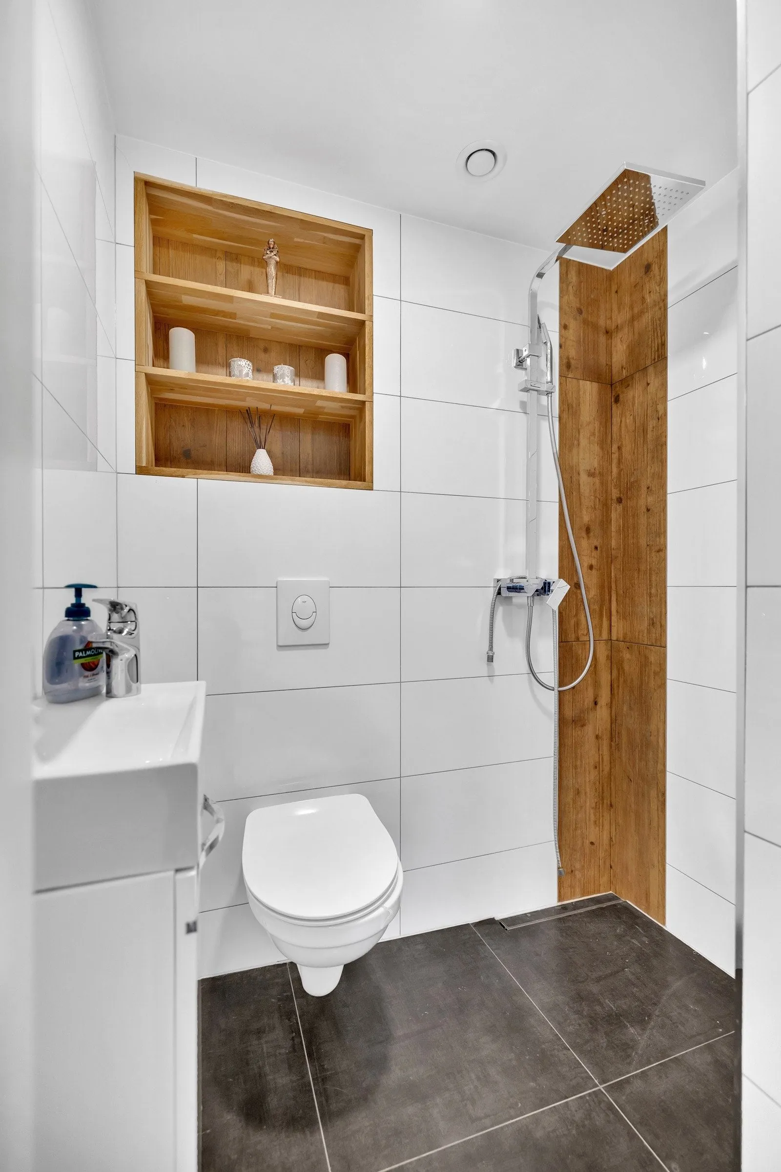 Bad med trepanel og dusj etter renovering, Funkisvilla Ski, Ski