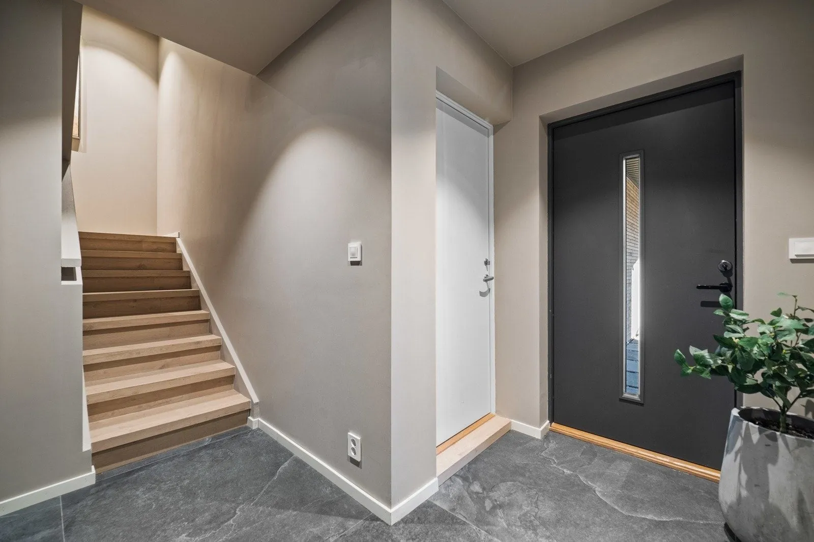 Entré med trapp etter renovering, Tomannsbolig Vinterbro, Vinterbro