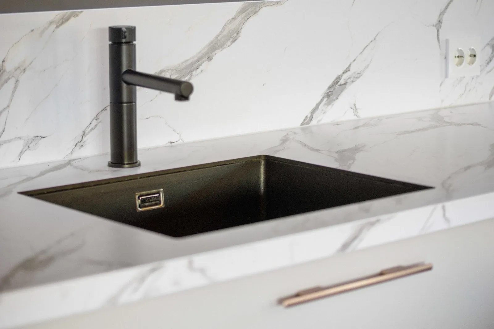 Kjøkkenvask i benkeplate med marmorlook etter renovering, Tomannsbolig Vinterbro, Vinterbro